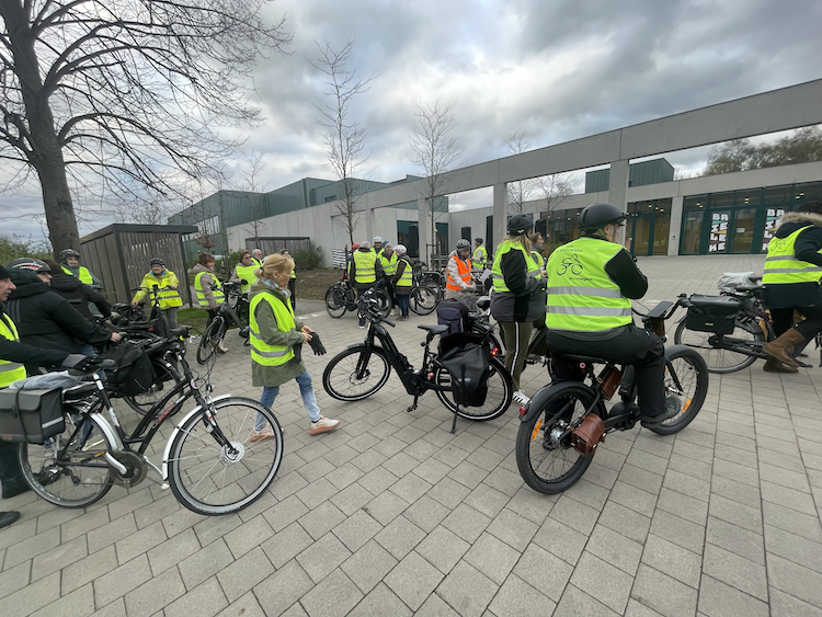 groep fietsers die wachten op het startsignaal om te vertrekken